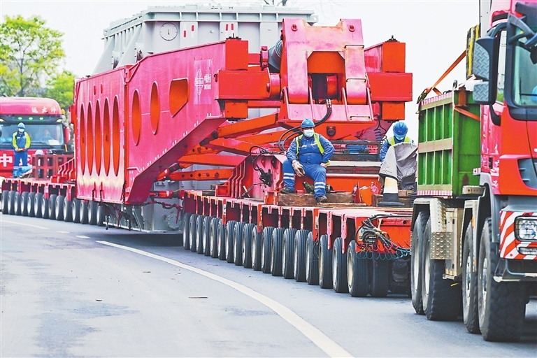 在运输过程中,湖南中交智运物流有限公司前后出动了30余人进行保障。