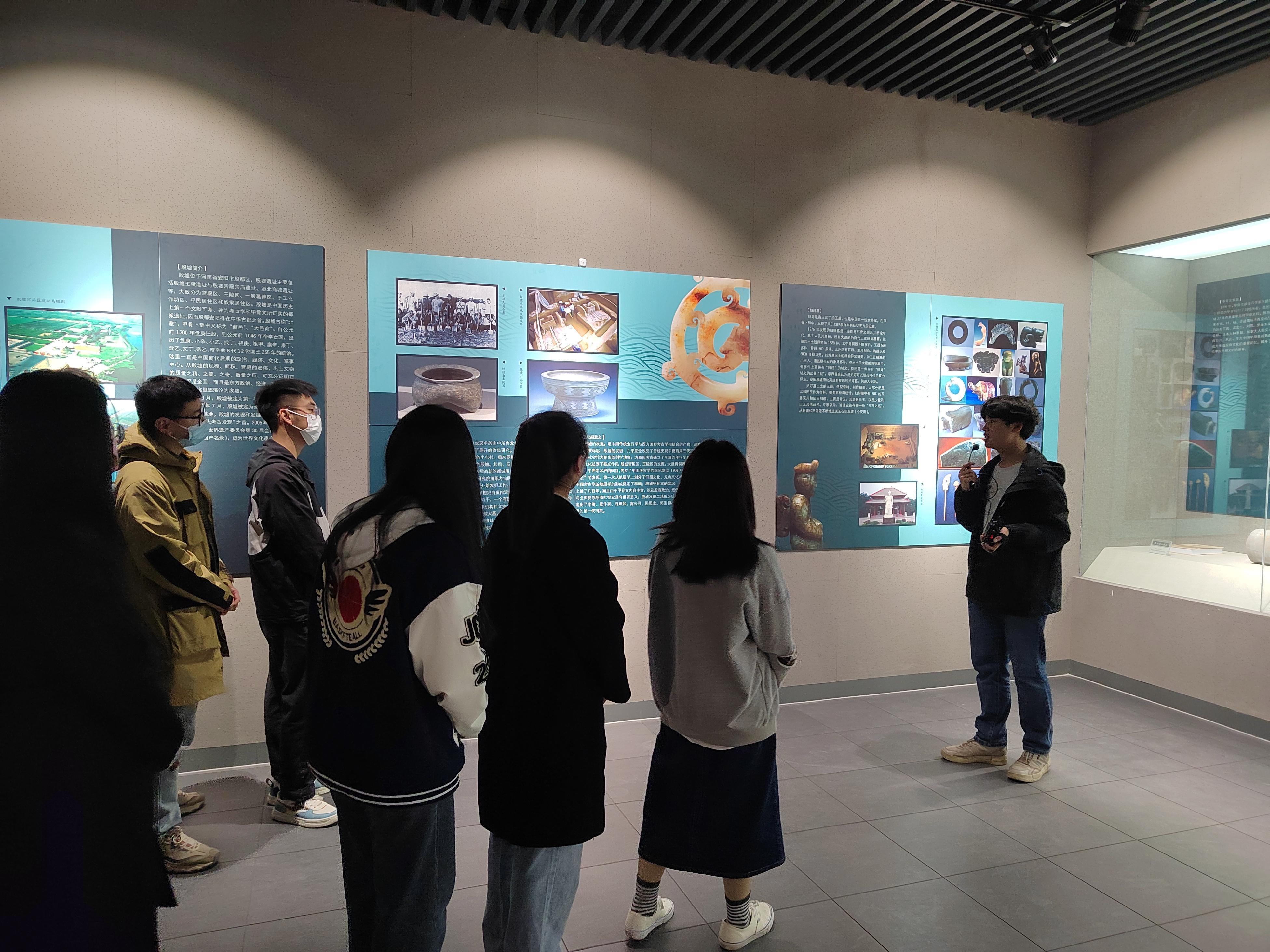 学生讲解员介绍殷商文化