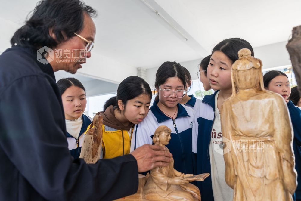 木雕非遗传承人现场展示精湛雕刻技艺，从构图、凿刻到打磨，手把手教孩子们制作木雕。
