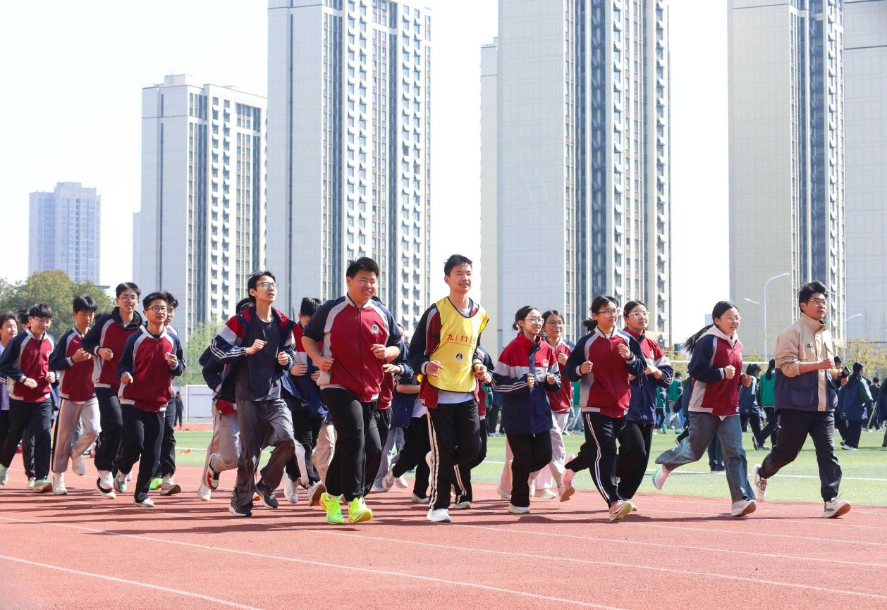 (图为:2025年3月25日,在安徽省合肥市肥西县上派镇安徽师范大学附属肥西第二中学校园内,学生们利用阳光大课间时间在操场上跑步。)