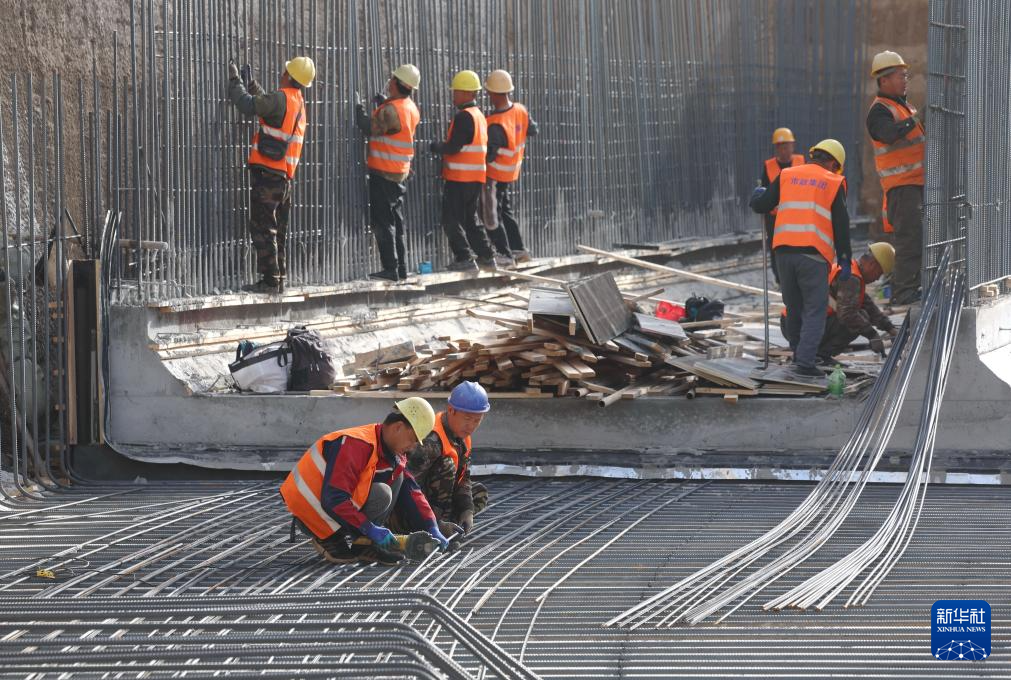 3月25日，工人在石家庄市东南退水明渠建设工地施工。