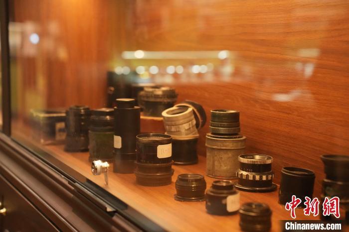 图为南昌国营真真照相馆内珍藏的老式镜头。吴思瑜 摄