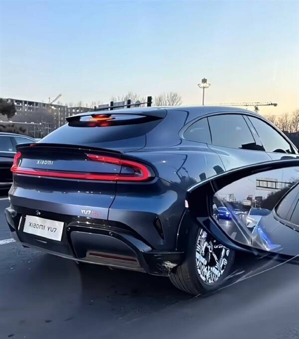 寓意“陆地战车、御风而行” 雷军:小米YU7读作“小米御7”