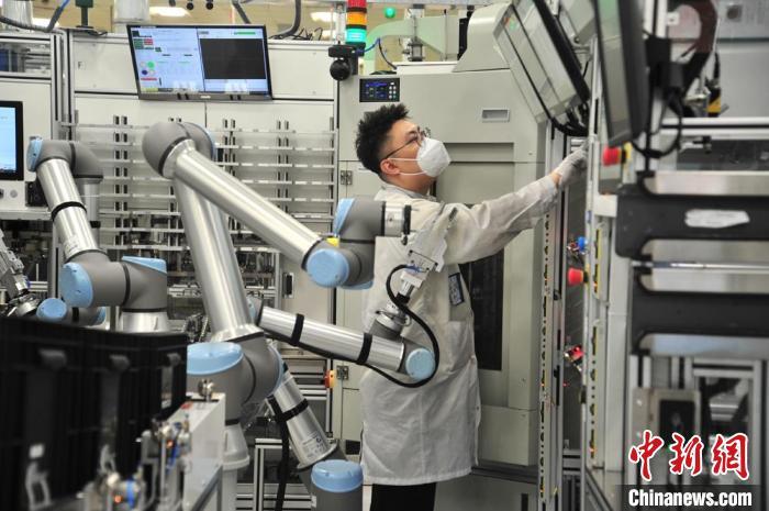 长春一家科技企业的生产车间内，技术人员在操作设备。(资料图) 高龙安 摄