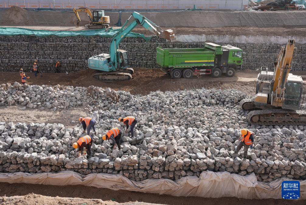 3月25日，工人在石家庄市东南退水明渠建设工地施工。