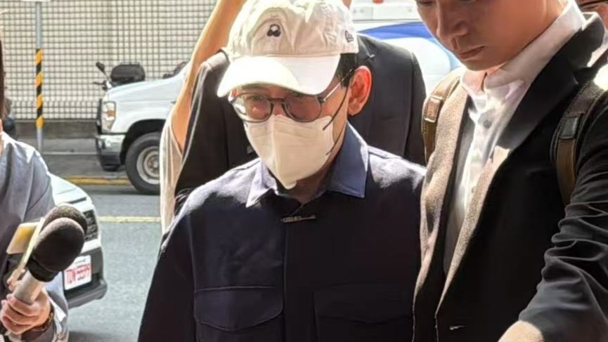 黄子佼私藏上千部未成年性影像 二审今日开庭现身法院封面图