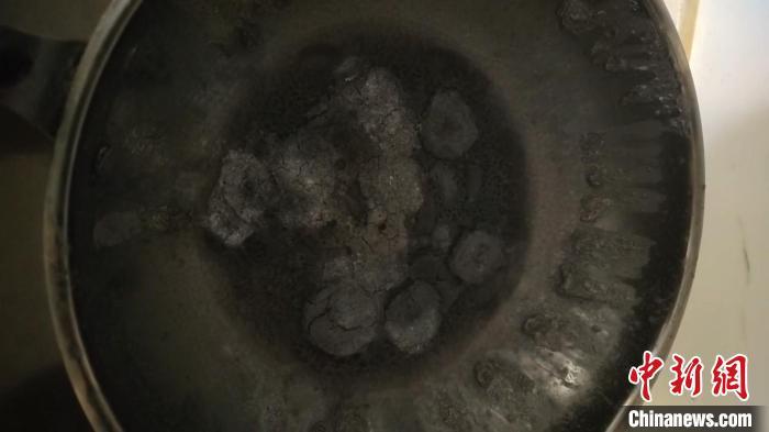 烧焦的铁锅。长兴公安供图