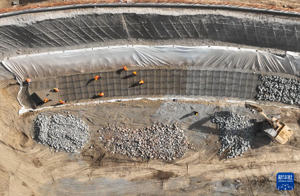 3月25日，工人在石家庄市东南退水明渠建设工地施工（无人机照片）。