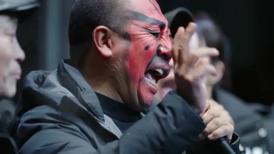 与父亲僵持，和妻子离婚，疏忽了对儿子的照顾，他因为选择秦腔而负重前行