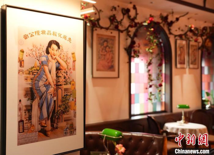 图为南昌国营真真照相馆内的布景区。吴思瑜 摄