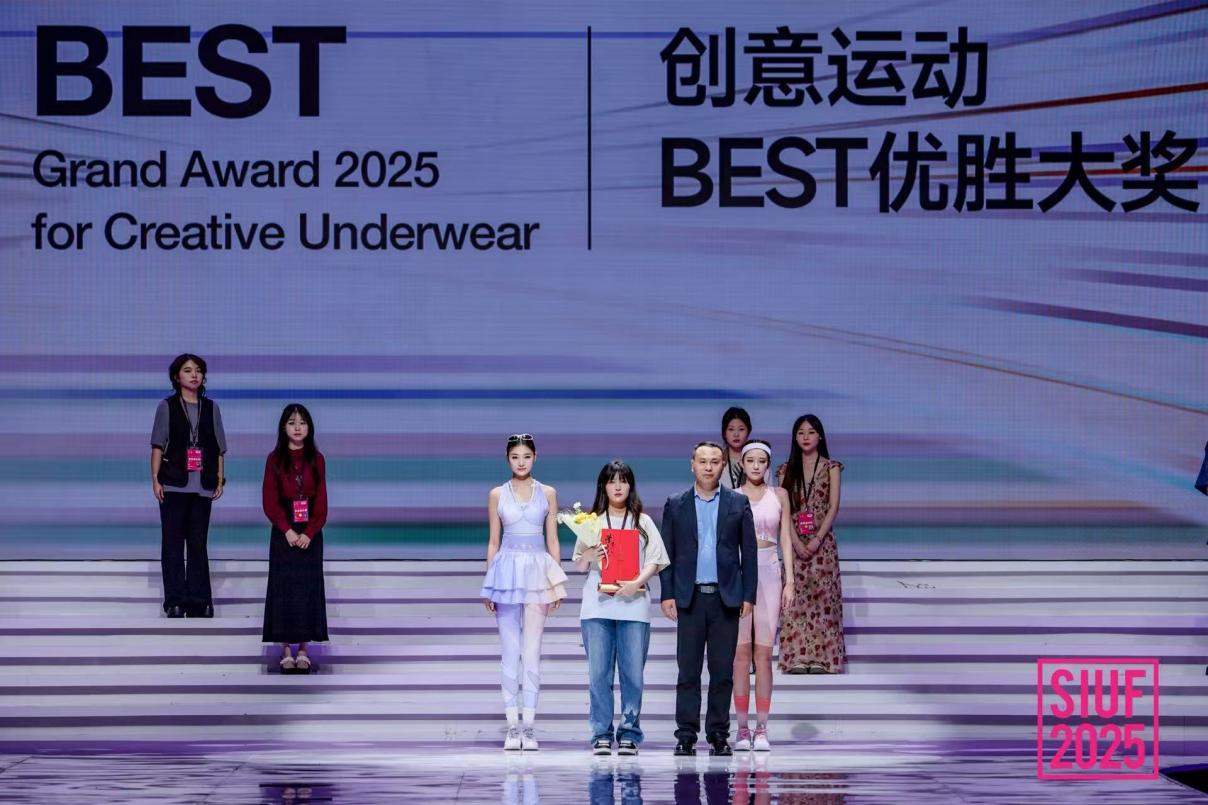 中国国际品牌内衣展常务副总经理李建刚颁发创意运动BEST优胜大奖