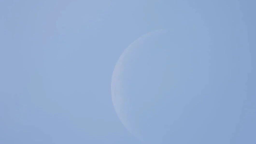 哇，白天可见，这个月牙无敌了