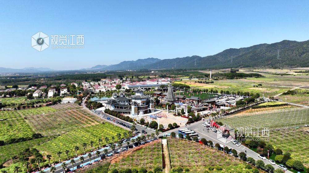 2025年3月22日，江西省吉安市峡江县在金坪民族乡风情园景区举行“金坪花朝会 村晚潮玩季”为主题的文旅活动，吸引了许多游客前来游玩。