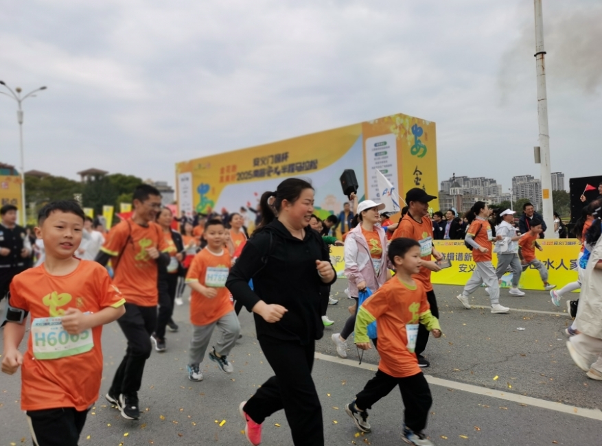 安义门窗杯·2025南昌安义半程马拉松正式开跑 6000名跑者共赴花海之约