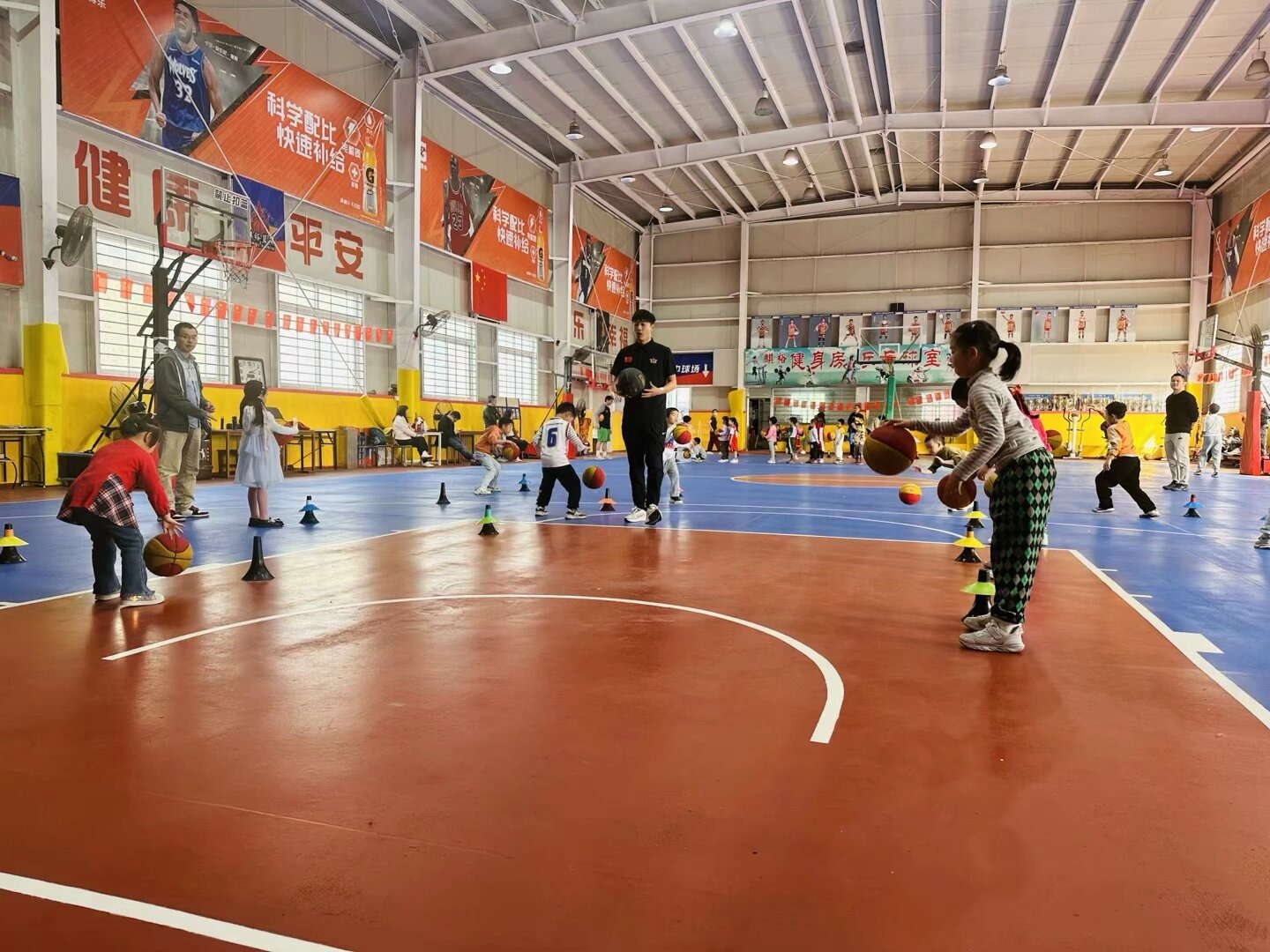 西乡街道共乐社区开展篮球训练营，助力青少年健康成长