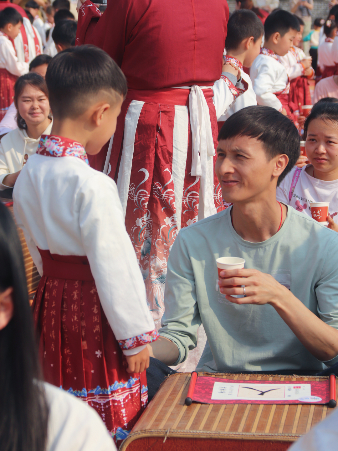 图：学童为父母奉茶，现场温情涌动