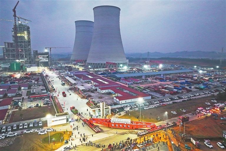 3月11日19时,“巨无霸”历经7个小时,安全抵达江西赣能上高发电有限公司。