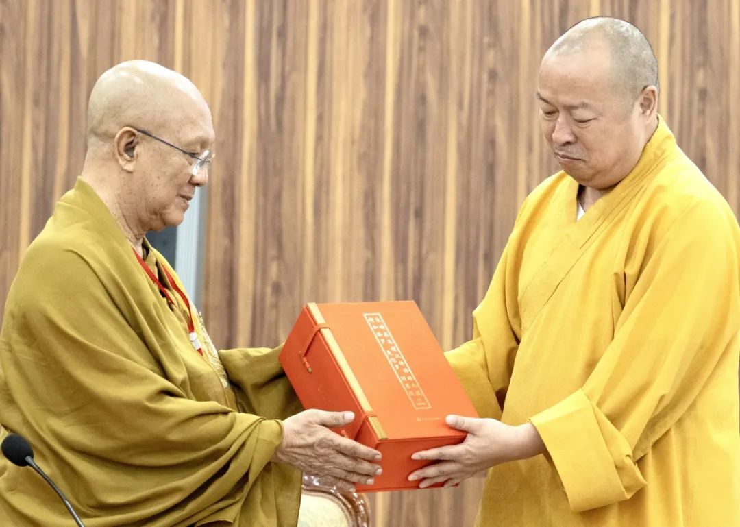 印顺大和尚将整理好的《柬埔寨高僧汉译佛经典藏》赠予柬埔寨法宗派僧王布格里长老