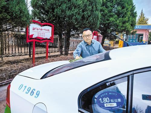 3月24日,承德出租车司机宋海祯正在擦拭车辆,让人和车始终保持良好形象,更好服务每一位乘客。 本报记者 陈宝云摄