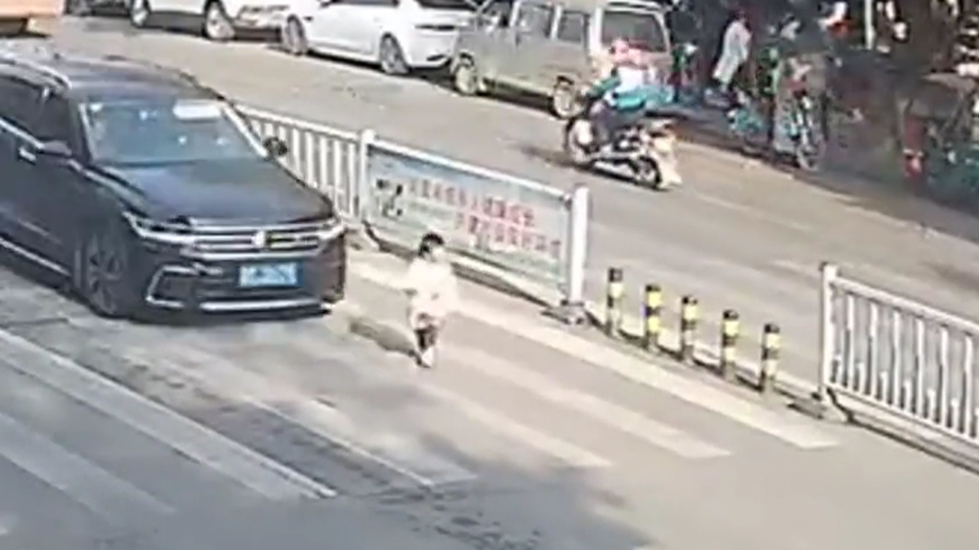 斑马线前未礼让，撞倒独自过马路的儿童，小车全责！网友：监护人呢？