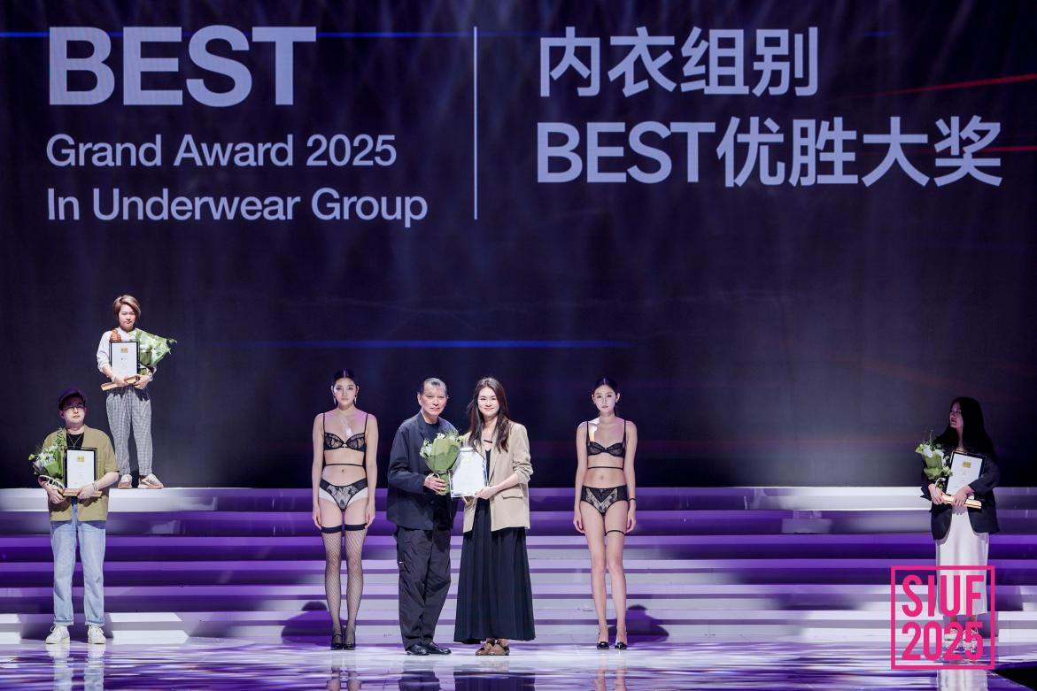 耀中耀华教育网络的时装设计总监David Leung颁发内衣组别BEST优胜大奖