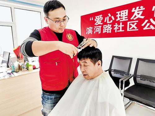 3月1日，张家口市赤城县退役军人志愿者在滨河路社区开展爱心义剪活动。 本组图片由省退役军人事务厅提供