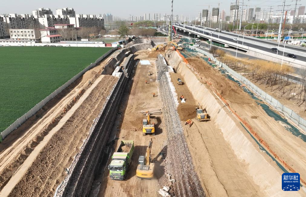 3月25日，工人在石家庄市东南退水明渠建设工地施工（无人机照片）。