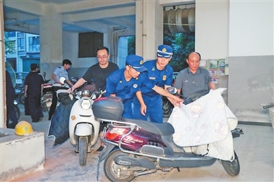 转移违规停放的电动自行车(图/受访单位提供)