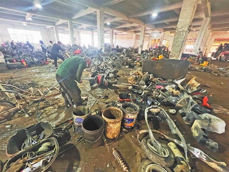 工人在攀荣金属公司厂区拆解报废车。