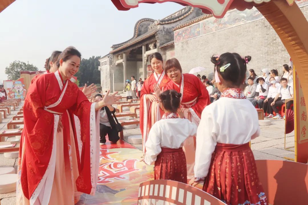 图：学童们走过“青云路”和“状元门”“状元桥”等打卡点，收获园长、老师的祝福和鼓励