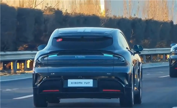 寓意“陆地战车、御风而行” 雷军:小米YU7读作“小米御7”