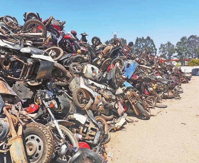 攀荣金属公司厂区露天堆放的报废车。 本报全媒体记者 付 强摄