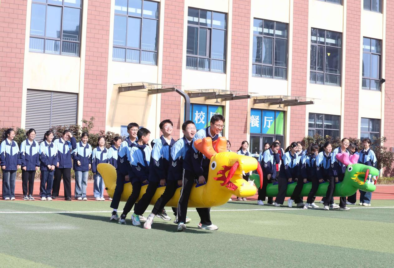 (图为:2025年3月25日,在安徽省合肥市肥西县上派镇安徽师范大学附属肥西第二中学校园内,学生们利用阳光大课间时间在操场上进行“旱地龙舟”趣味运动。)