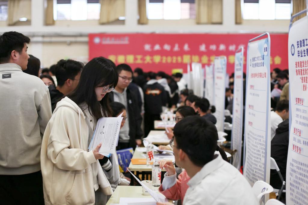 毕业生与用人单位洽谈（摄影：李阳）