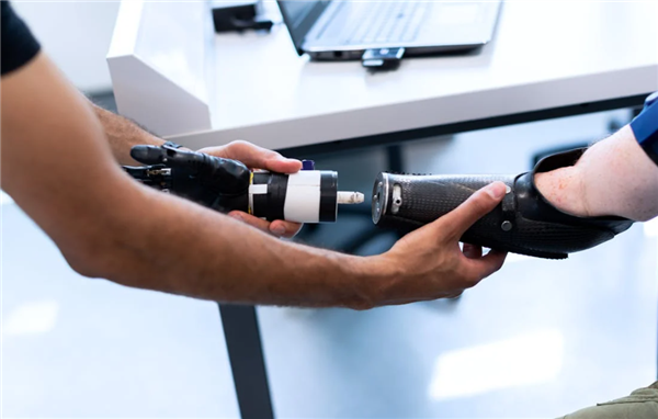 瑞士全球首创机器人与脊髓假体无缝集成:帮助瘫痪者恢复运动能力