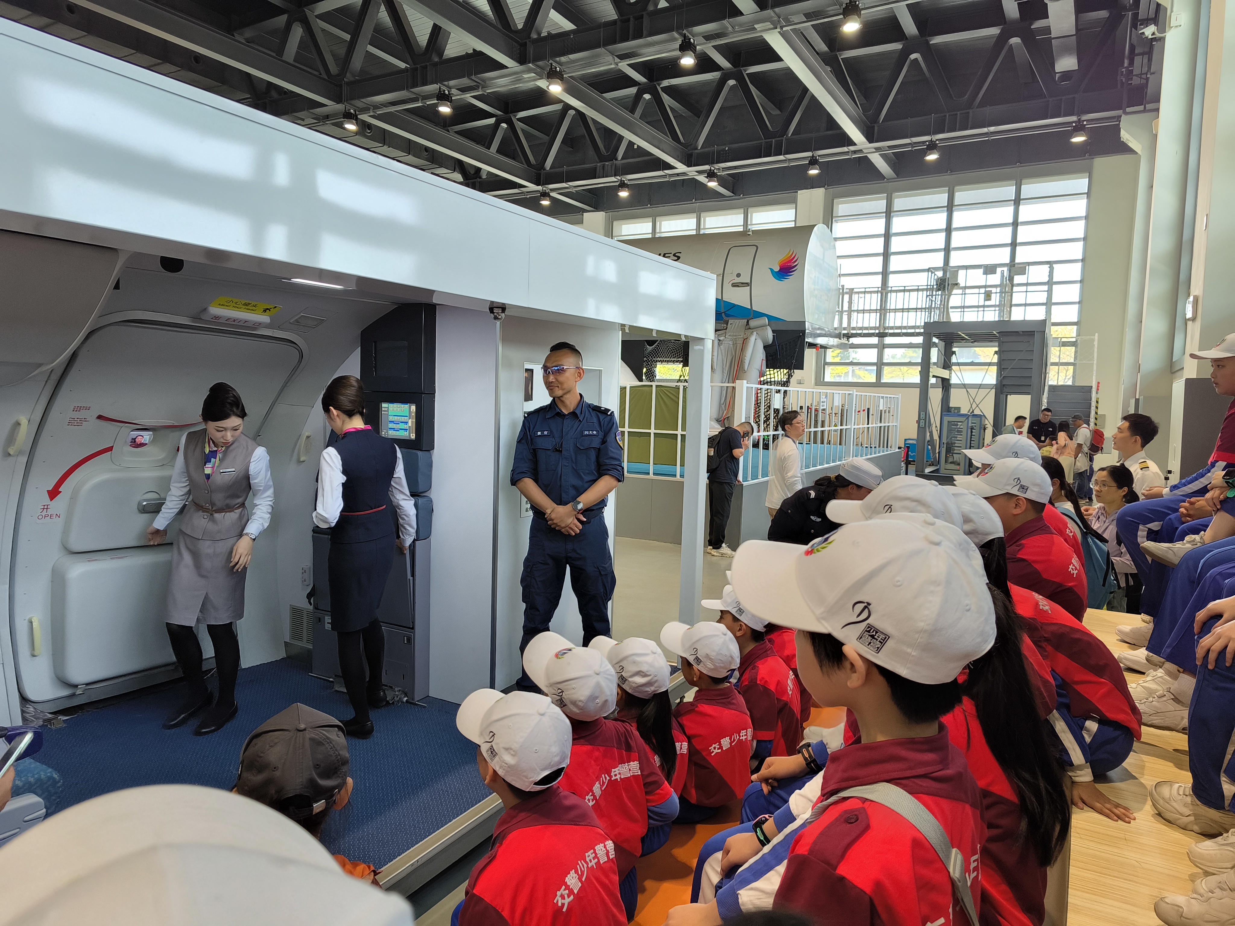 深圳公安开展常态化警营开放日机场分局专场活动