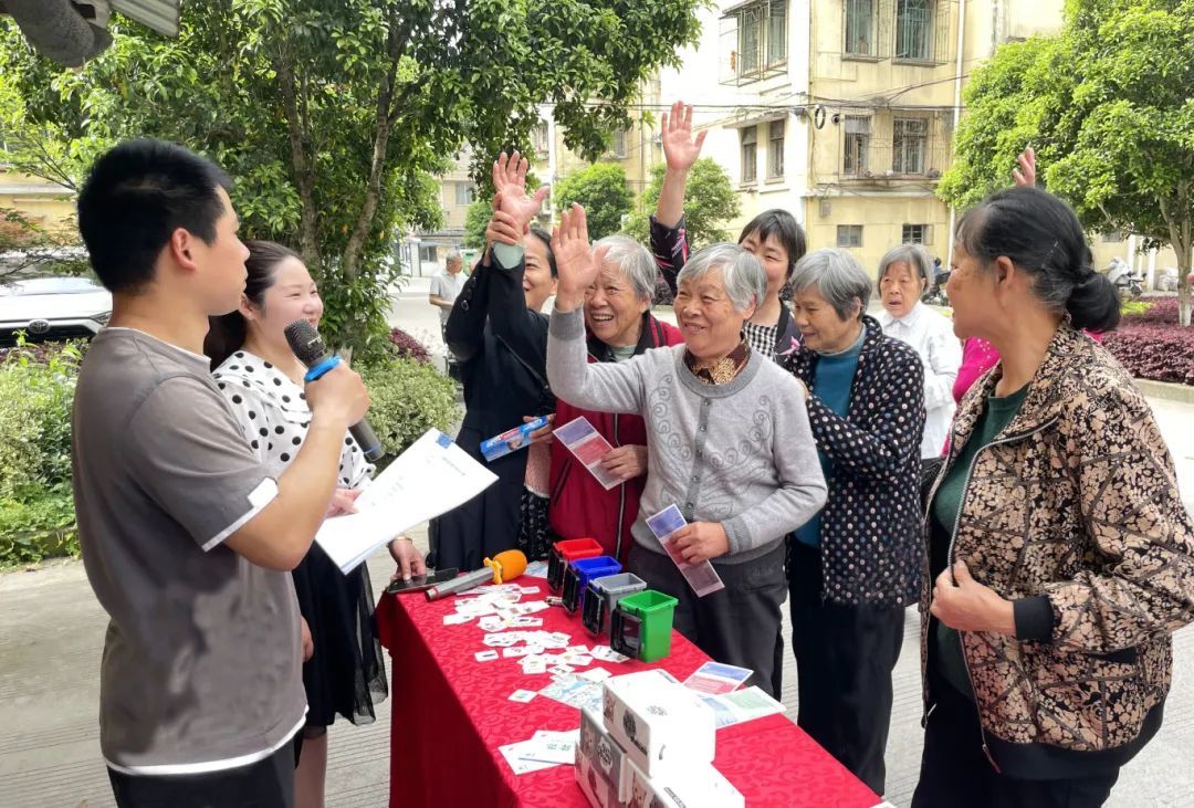 梨洲街道南雷里社区开展“垃圾分类我先行，我为小区助文明”垃圾分类主题活动.jpg