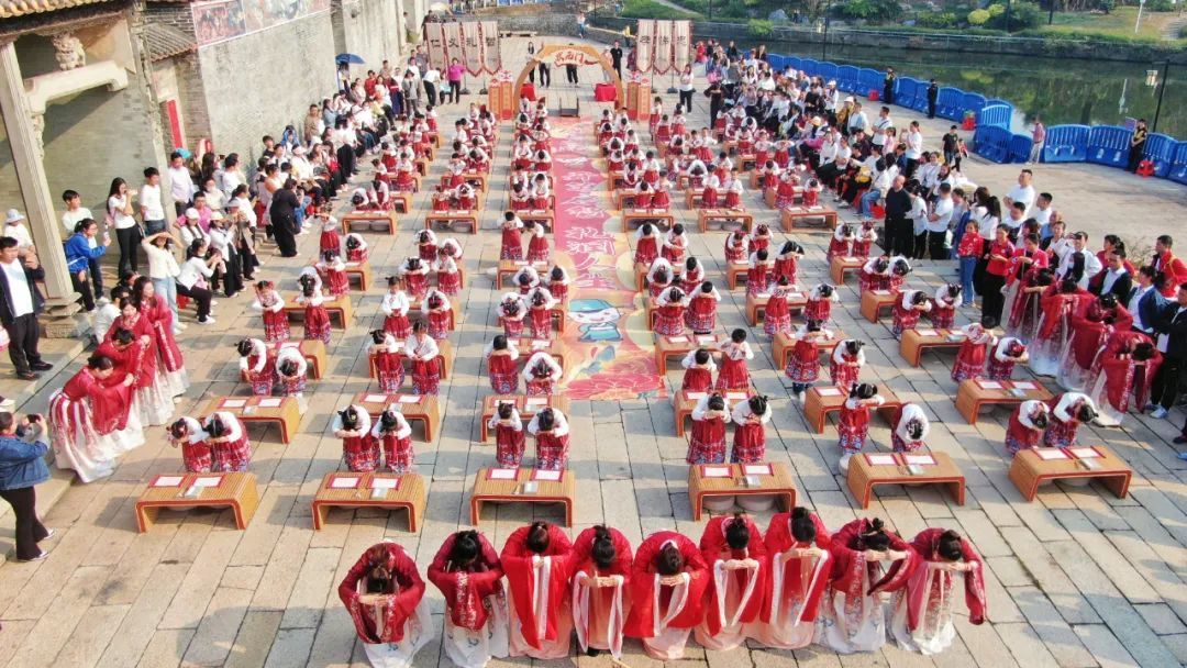 图：现场，学童们敬拜文昌星