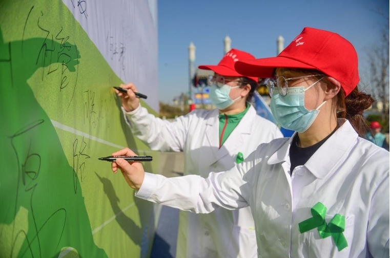 沧州市第三医院医务人员在活动上签名。