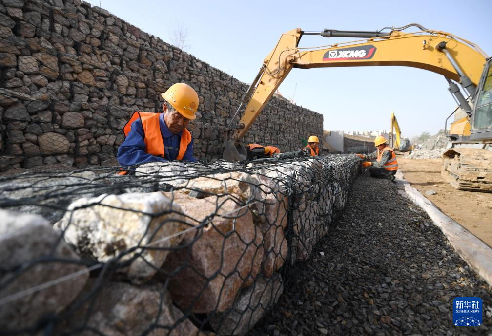 3月25日，工人在石家庄市东南退水明渠建设工地施工。
