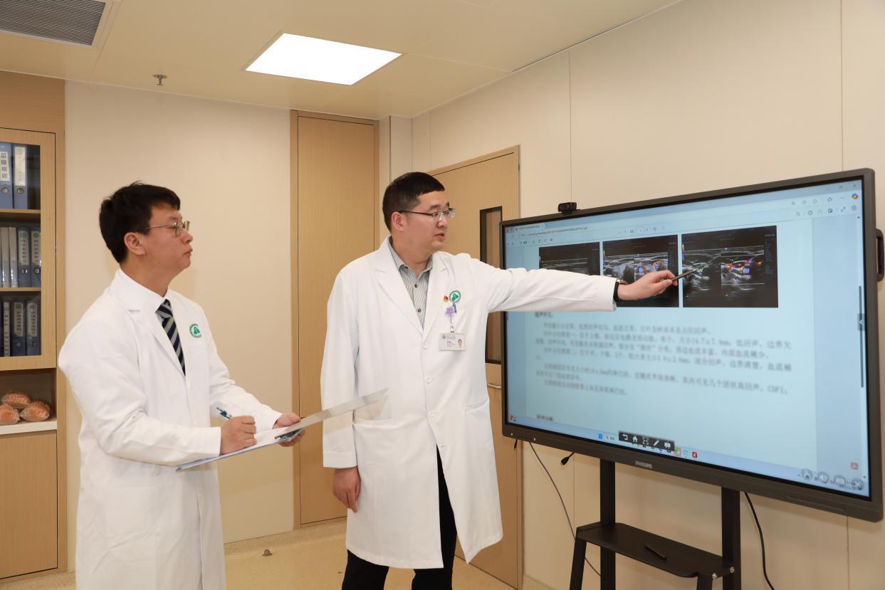 罗勋鹏团队对患者术前病例进行多学科讨论