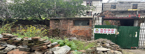 现场设置围挡设施