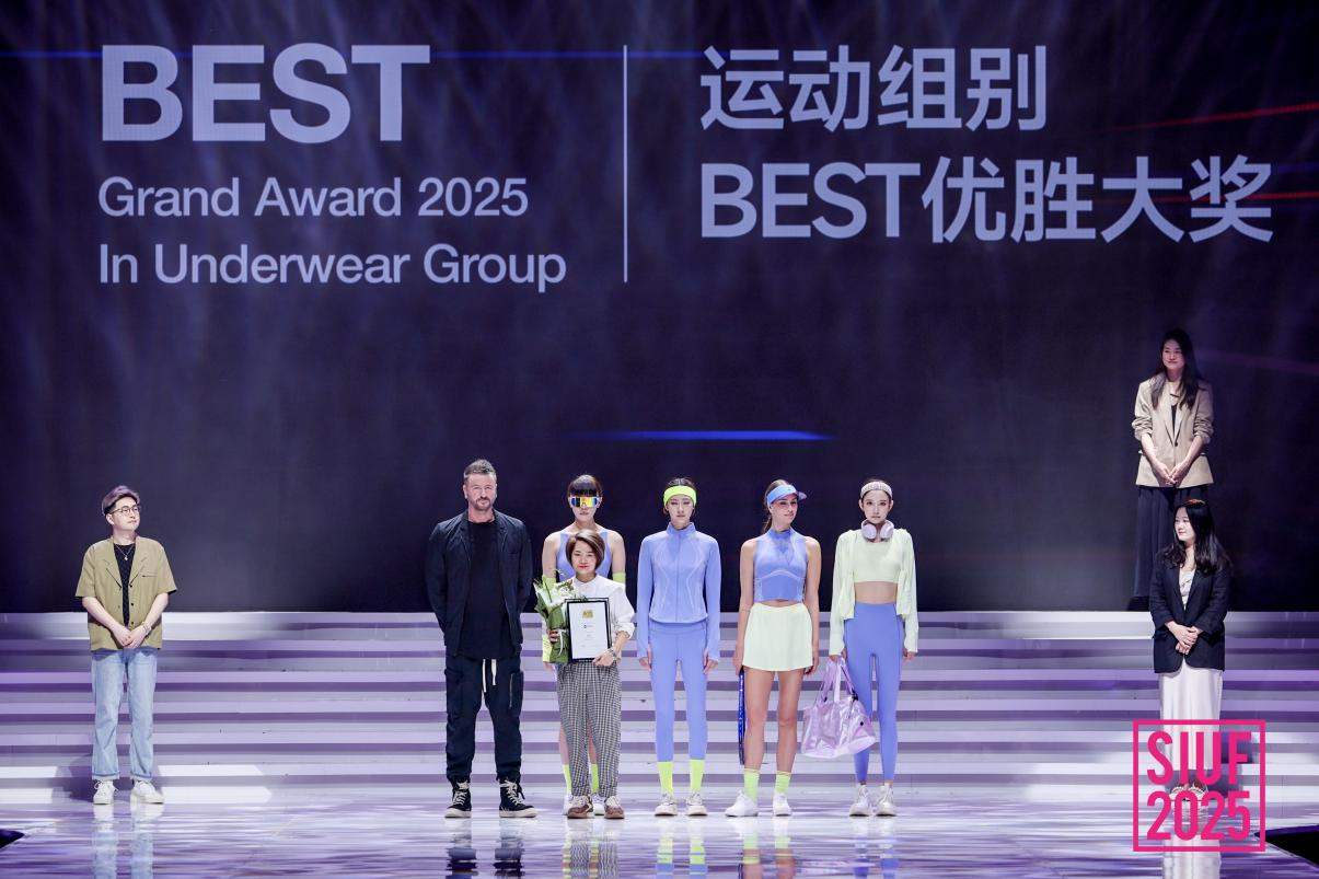 蓝色时空|国际创意艺术顾问Mark Ainsworth颁发运动组别BEST优胜大奖