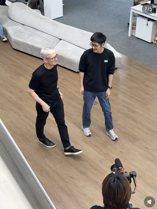 苹果CEO库克闪现影视飓风与创始人潘天鸿见面:两位Tim同框了!
