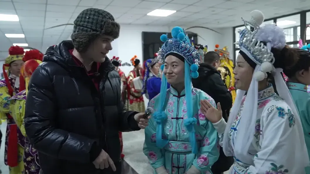 作为中国西北最大的民营剧团，安万秦腔剧团演出选择了热闹的秦腔“串烧”