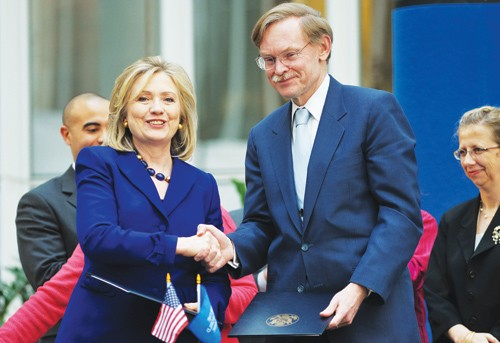 ▎ 2011年，时任世界银行行长罗伯特&middot;佐利克接待来访的时任美国国务卿希拉里&middot;克林顿。图源：AFP