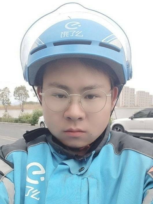 罗权文全职担任外卖骑手