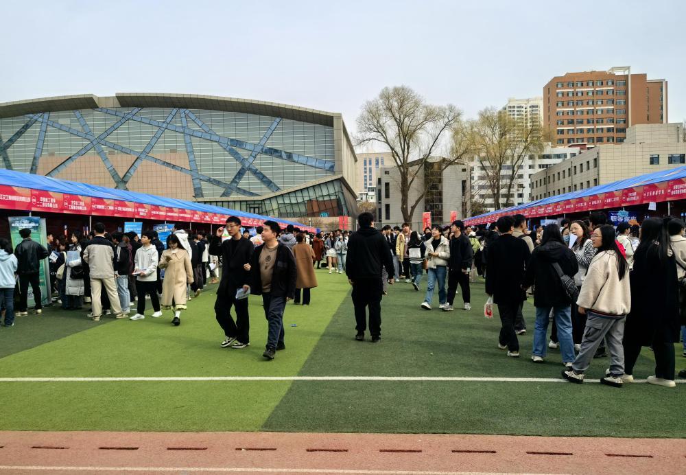 图为兰州大学“宏志助航计划”2025届毕业生大型春季综合双选会现场 新华社记者 何问 摄