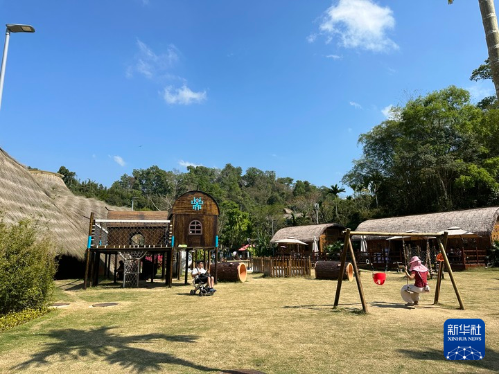 依托雨林生态环境，五指山市毛纳村成为有名的旅游打卡点。新华社记者 陈凯姿 摄