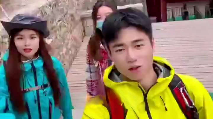 泰山陪爬小伙招兼职大学生，已成立30余人团队